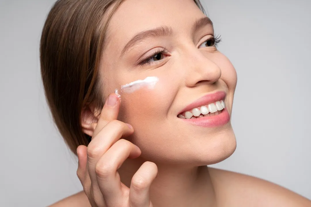 ¿Con qué frecuencia maquillarse para evitar dañar la piel? Consejos y precauciones