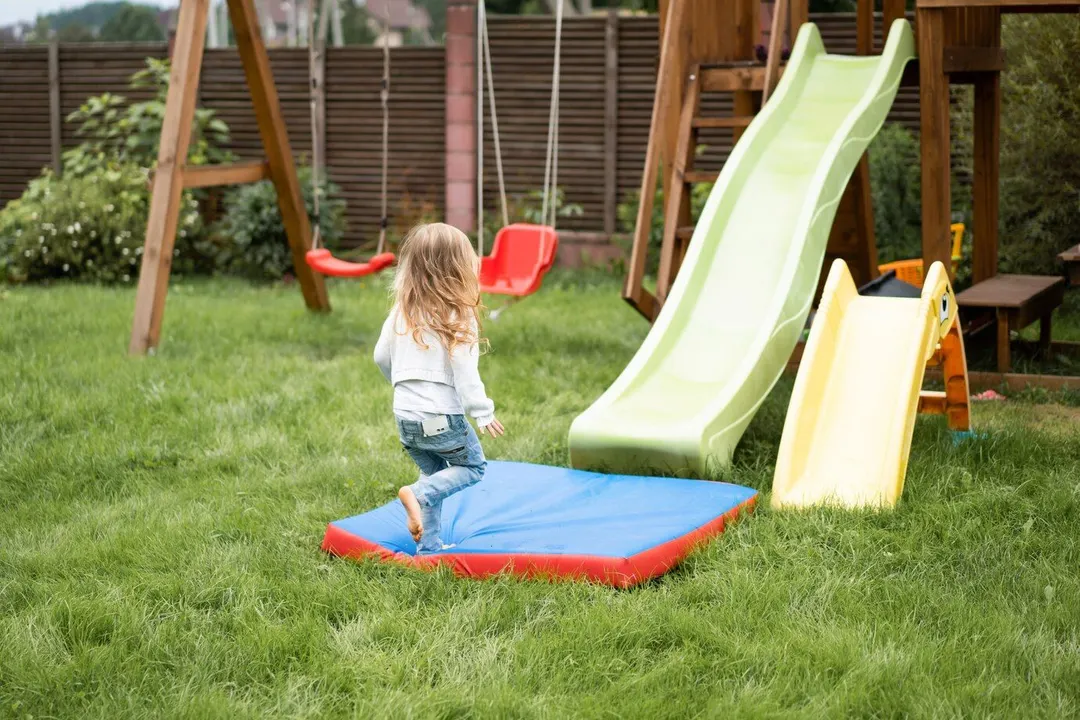 Lekias billigare leksaker och spel för att underhålla dina barn utomhus