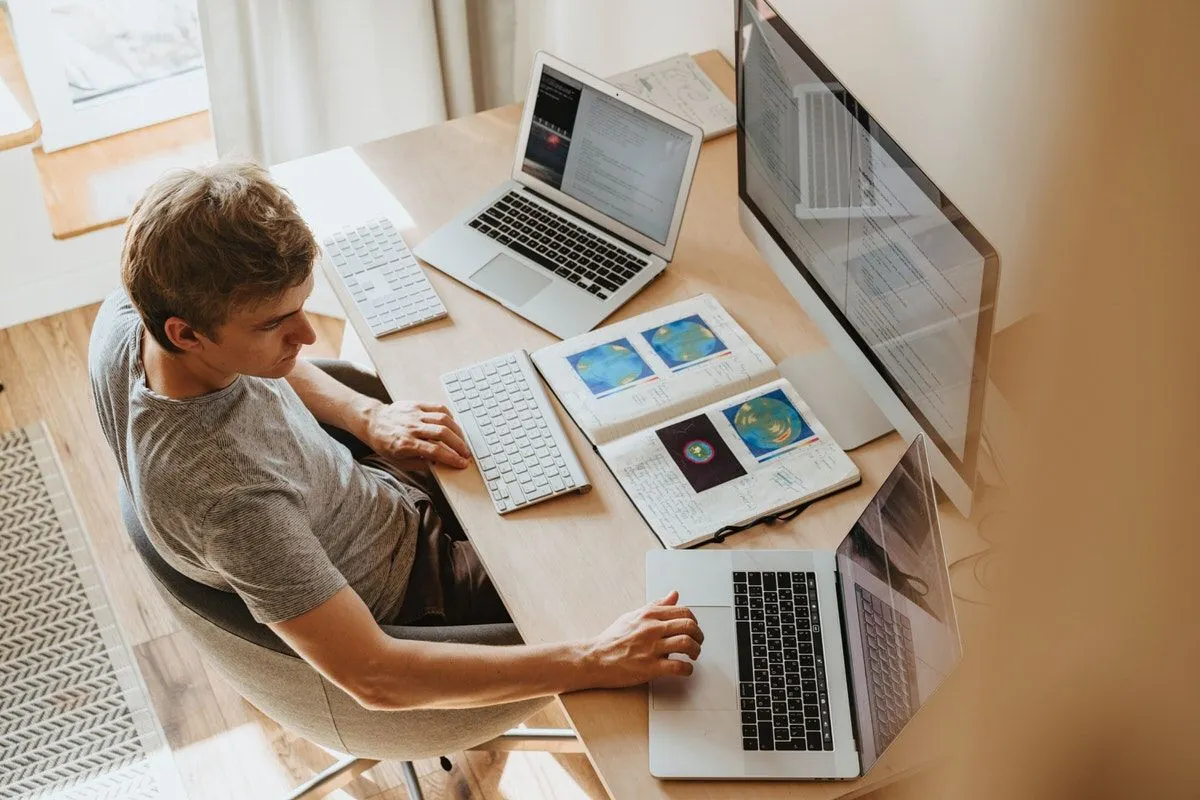 Trabalhando remotamente? Descubra tudo o que você precisa para equipar seu espaço de trabalho