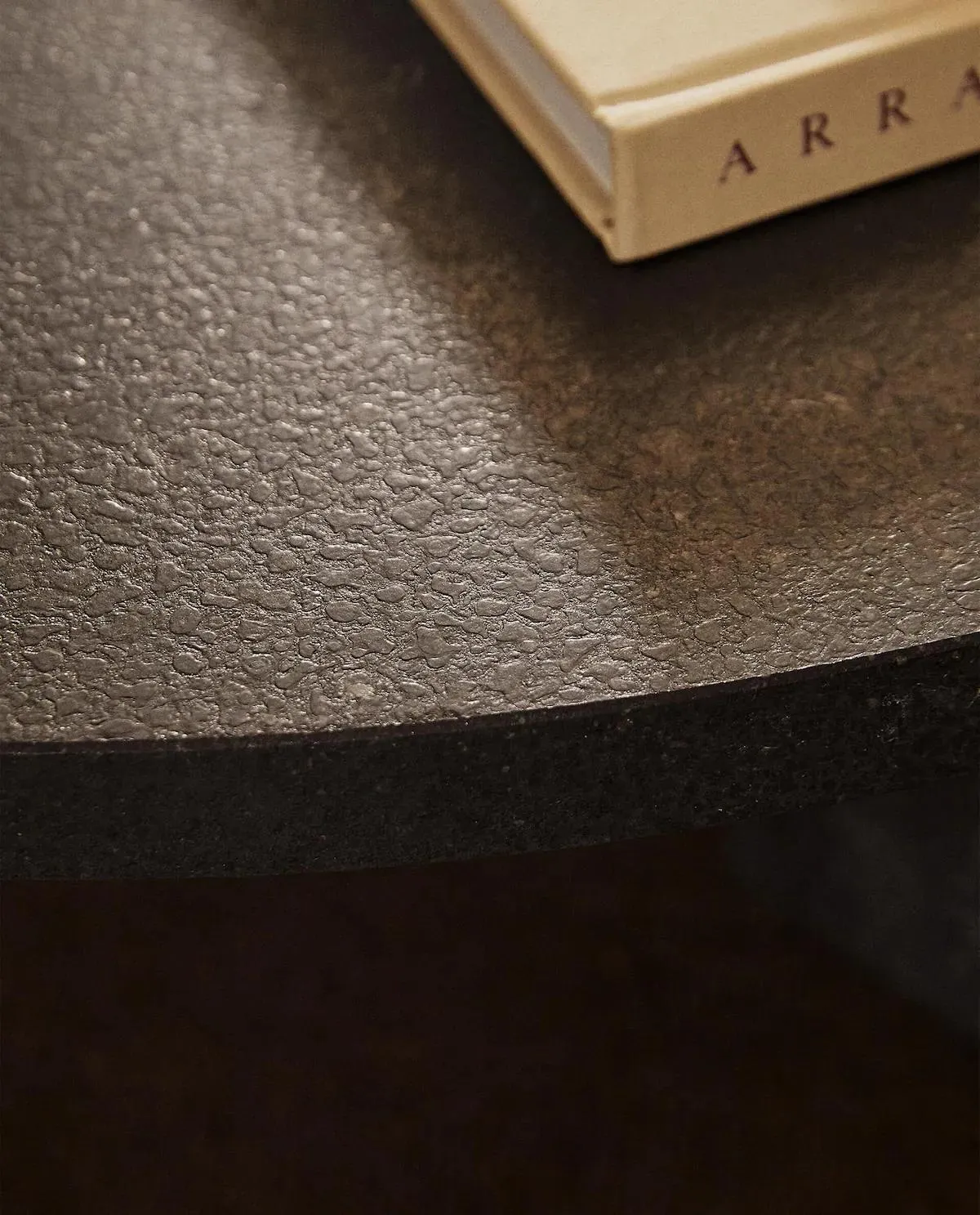 TAVOLO PIETRA CALCAREA LIMITED EDITION