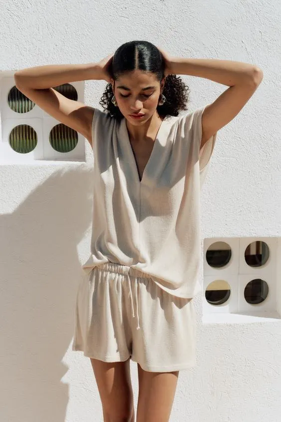 KNIT V-NECK TOP