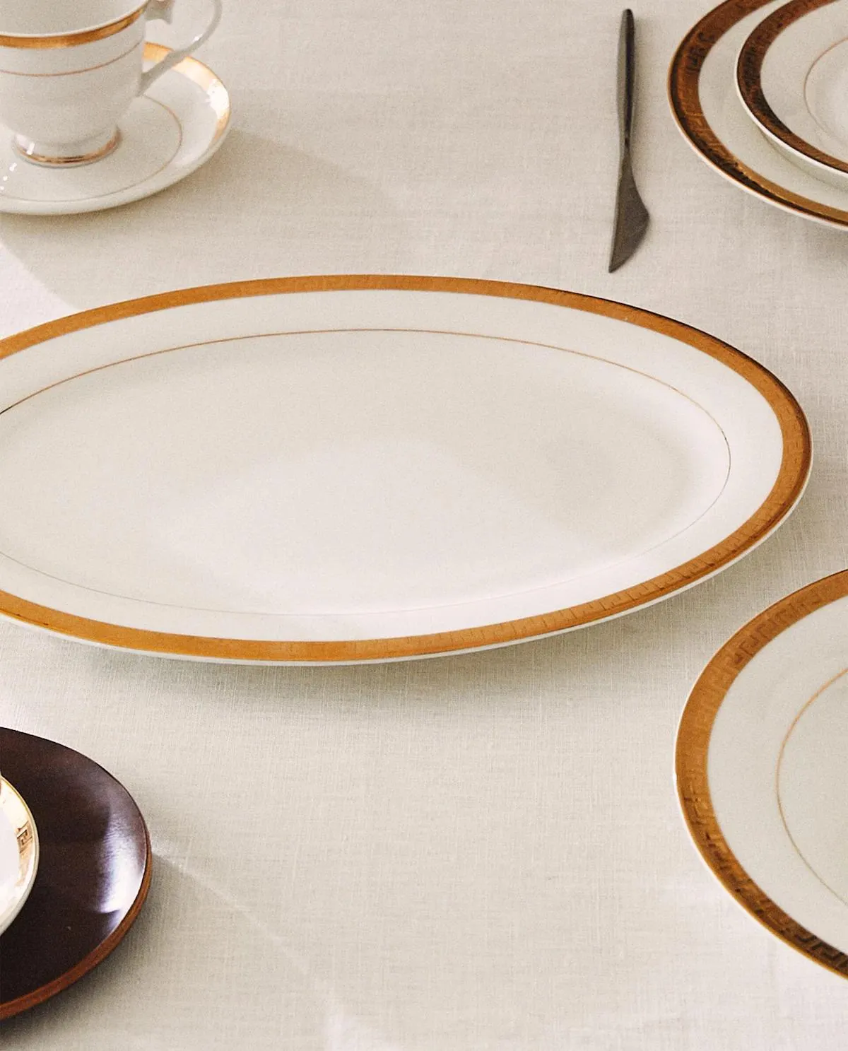 BONE CHINA SET WITH BORDER