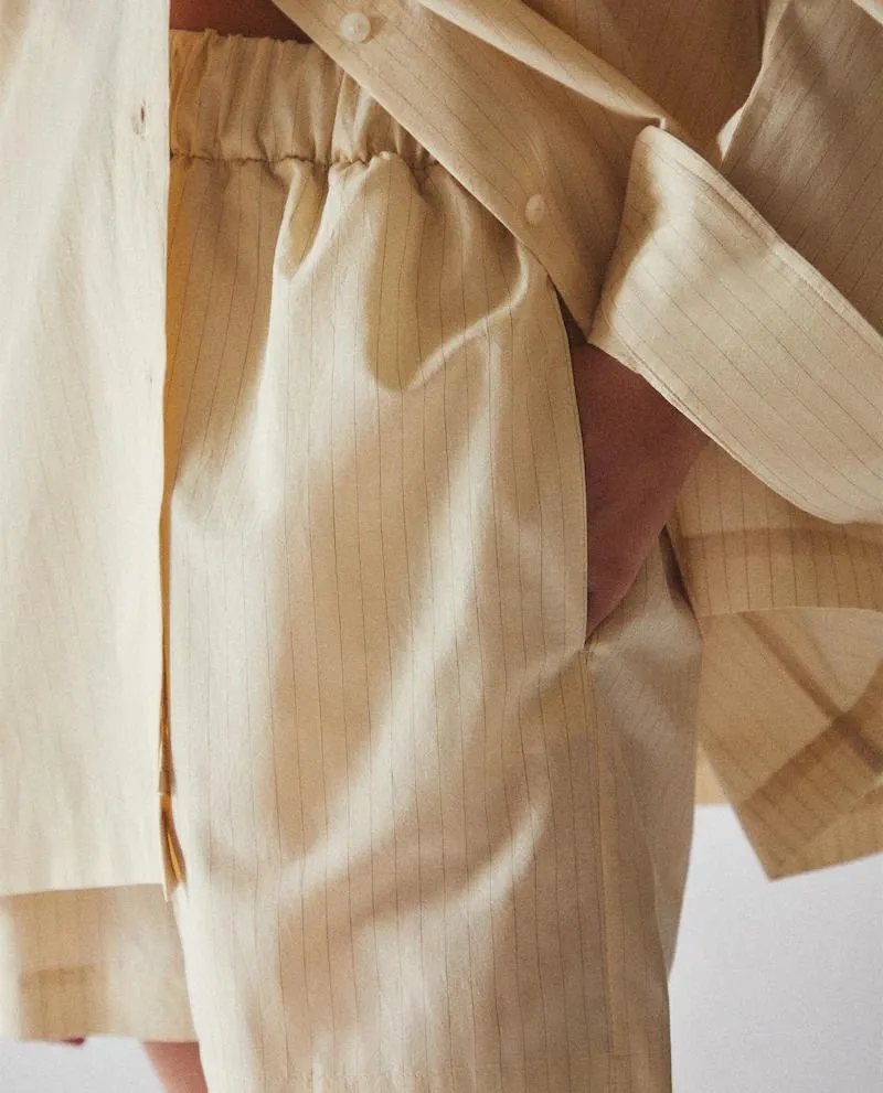 SHORTS WITH THIN STRIPES