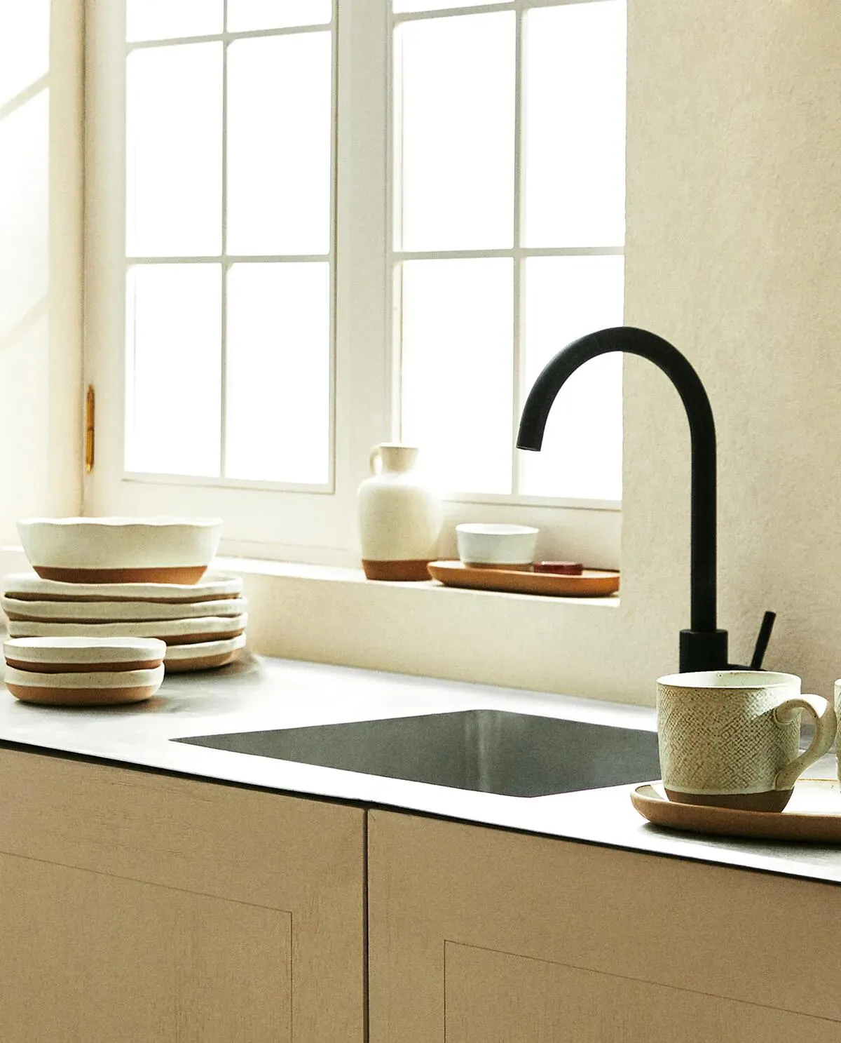 STONEWARE SET WITH RAISED DESIGN