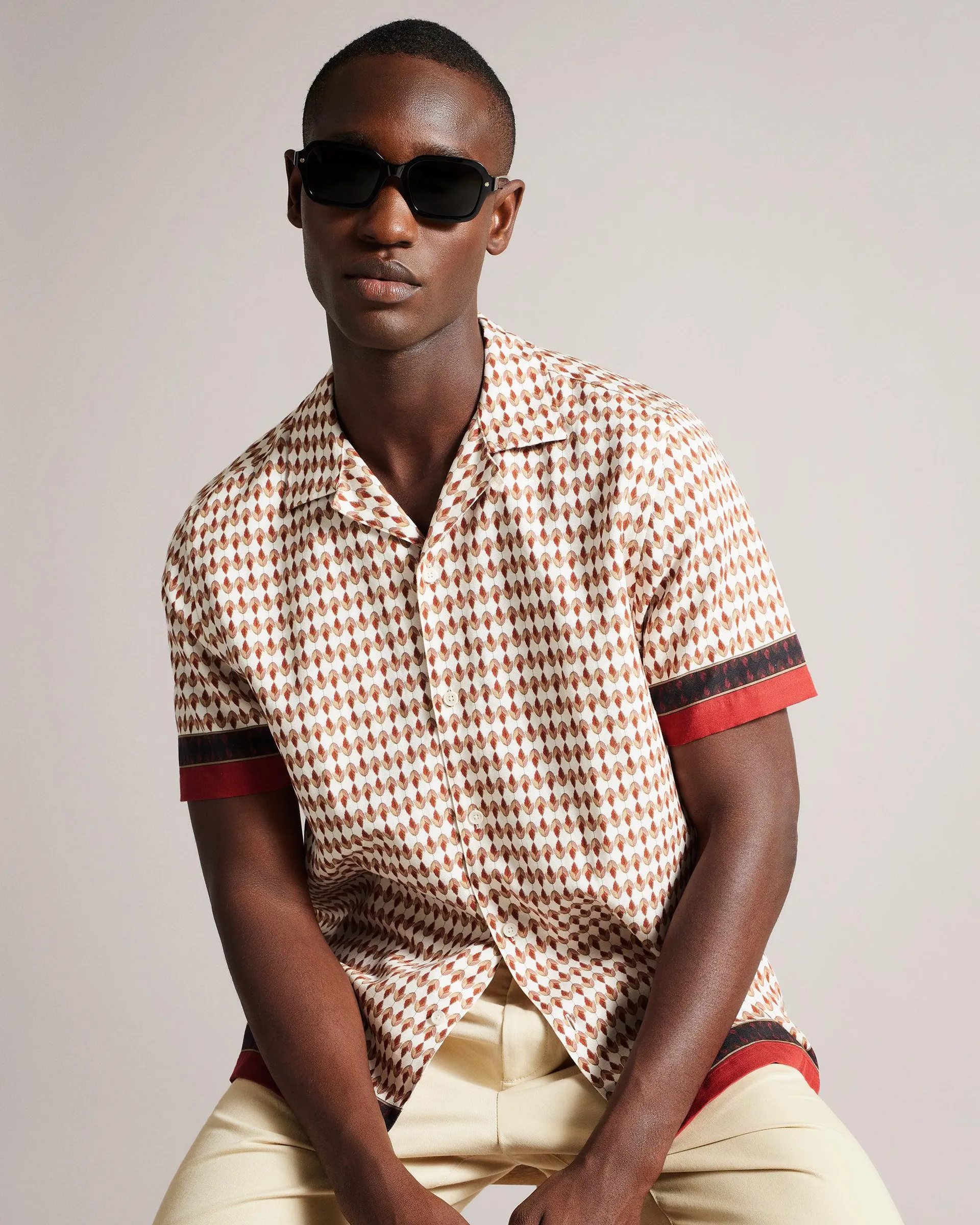 Short Sleeve Geometric Border Print Shirt