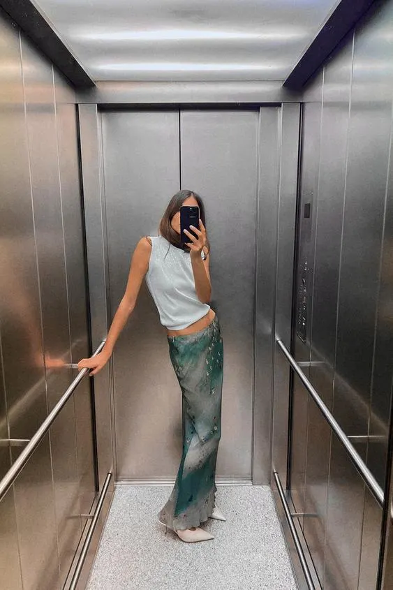 SLEEVELESS SEQUINNED KNIT TOP