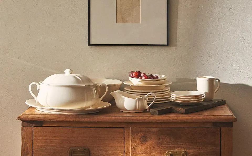 EARTHENWARE TABLEWARE WITH A RAISED EDGE