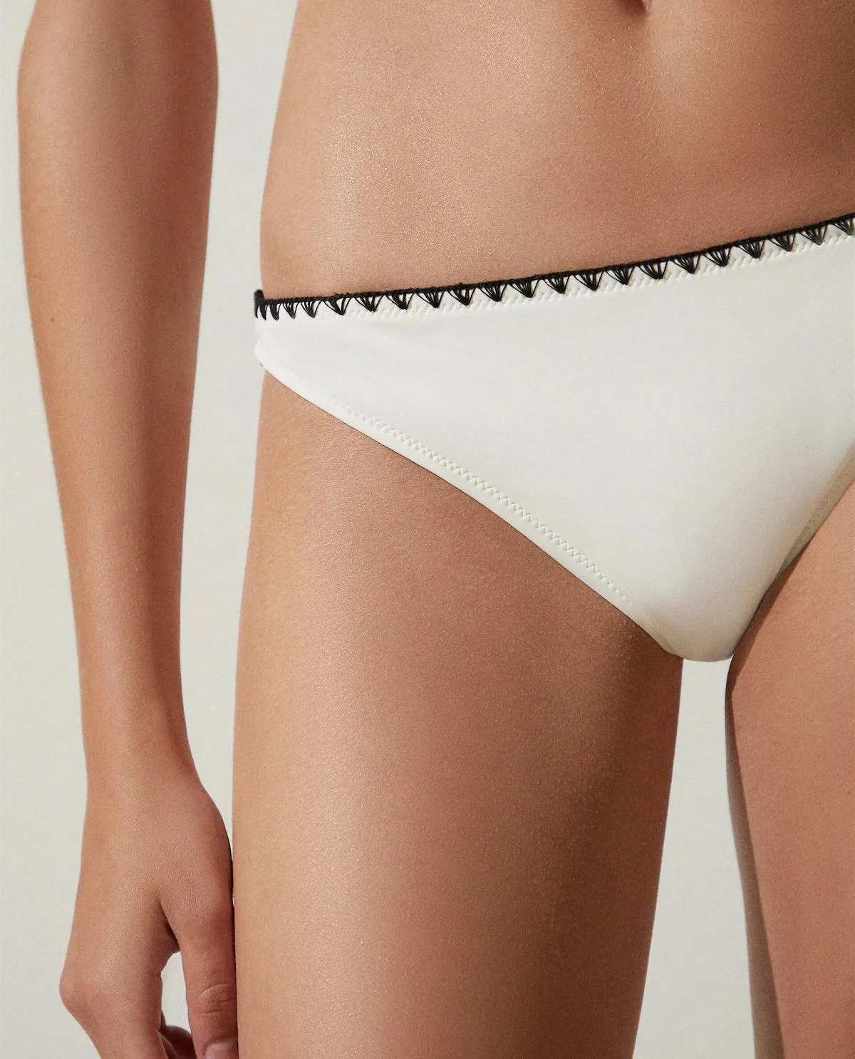 BIKINI BOTTOMS WITH TOPSTITCHING