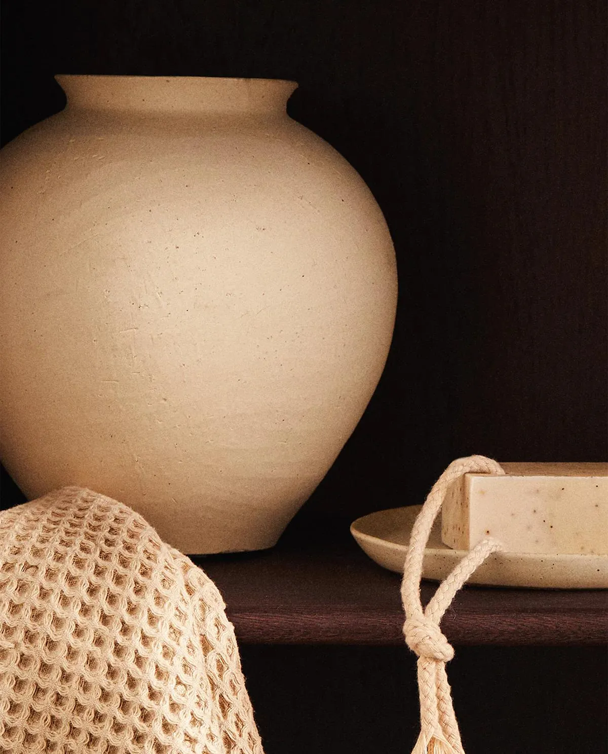CERAMIC VASE AND WAFFLE-TEXTURE TOWEL