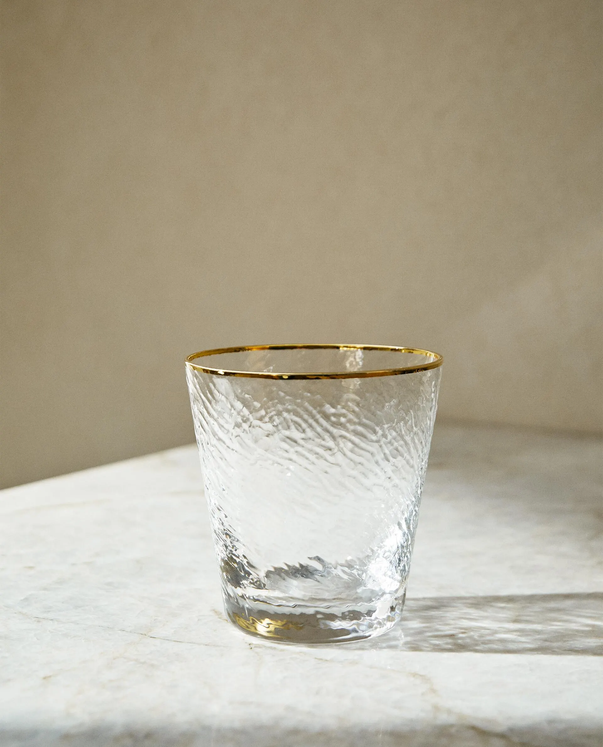 BOROSILICATE GLASS TUMBLER WITH GOLD RIM