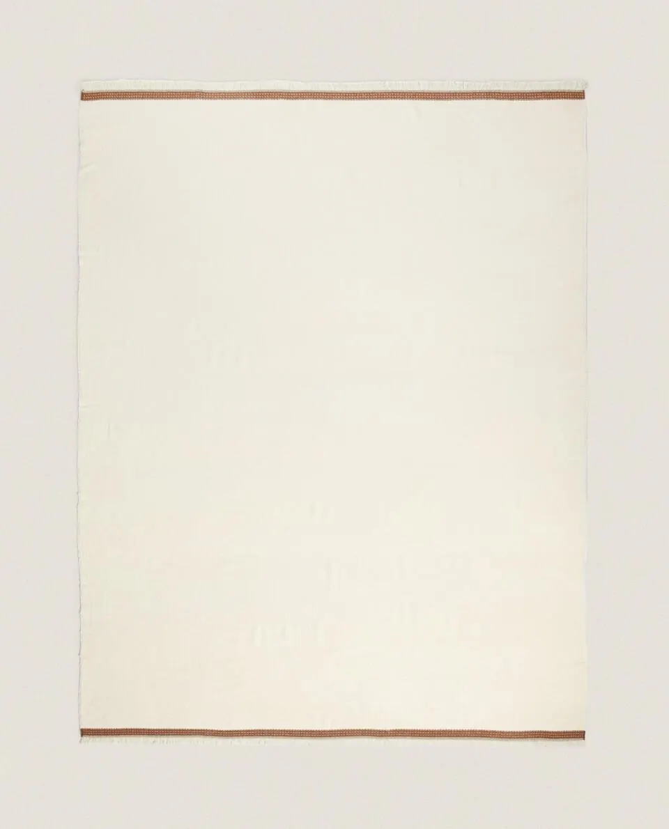 THROW WITH CONTRAST STRIPE