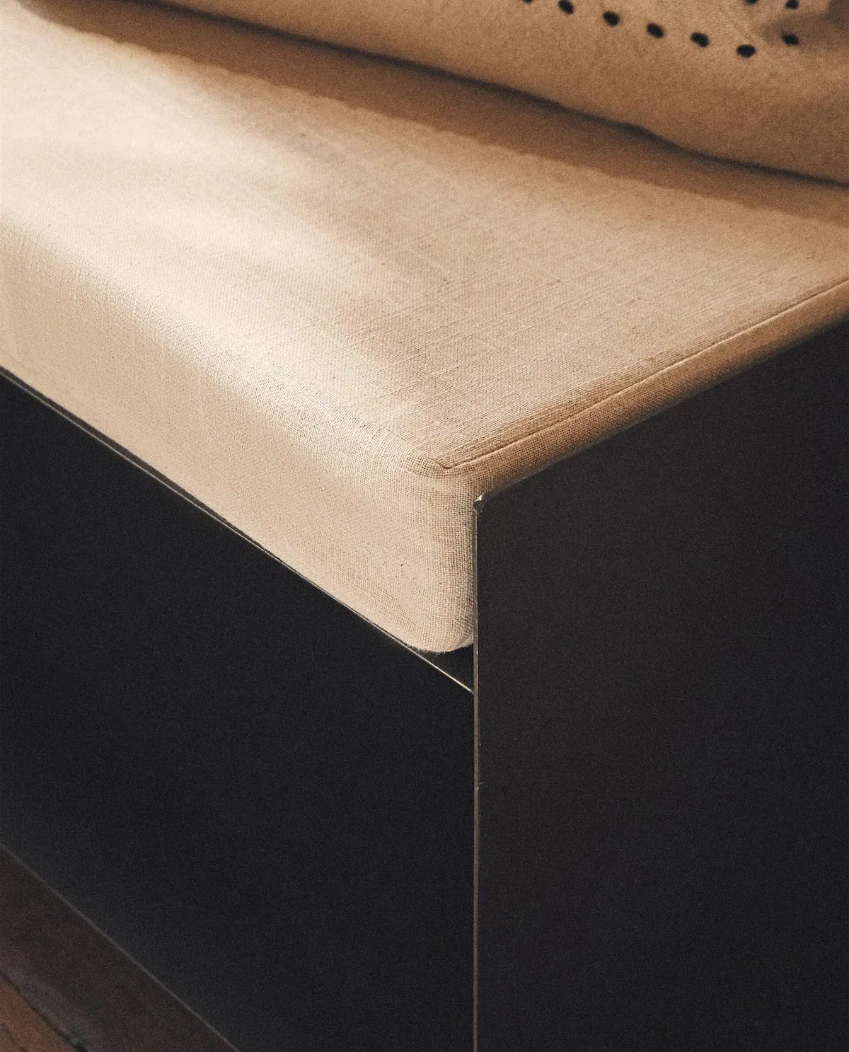 METALLIC BENCH WITH CUSHION
