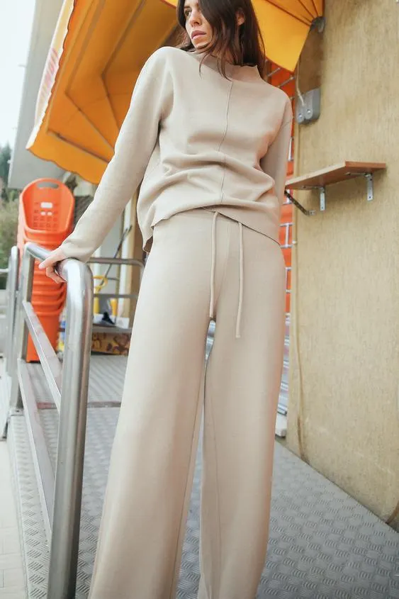 SOFT SWEATER WITH FRONT SEAM