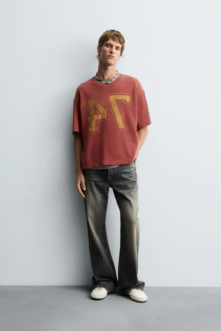 CAMISETA ESTRUCTURA ABIERTA VARSITY