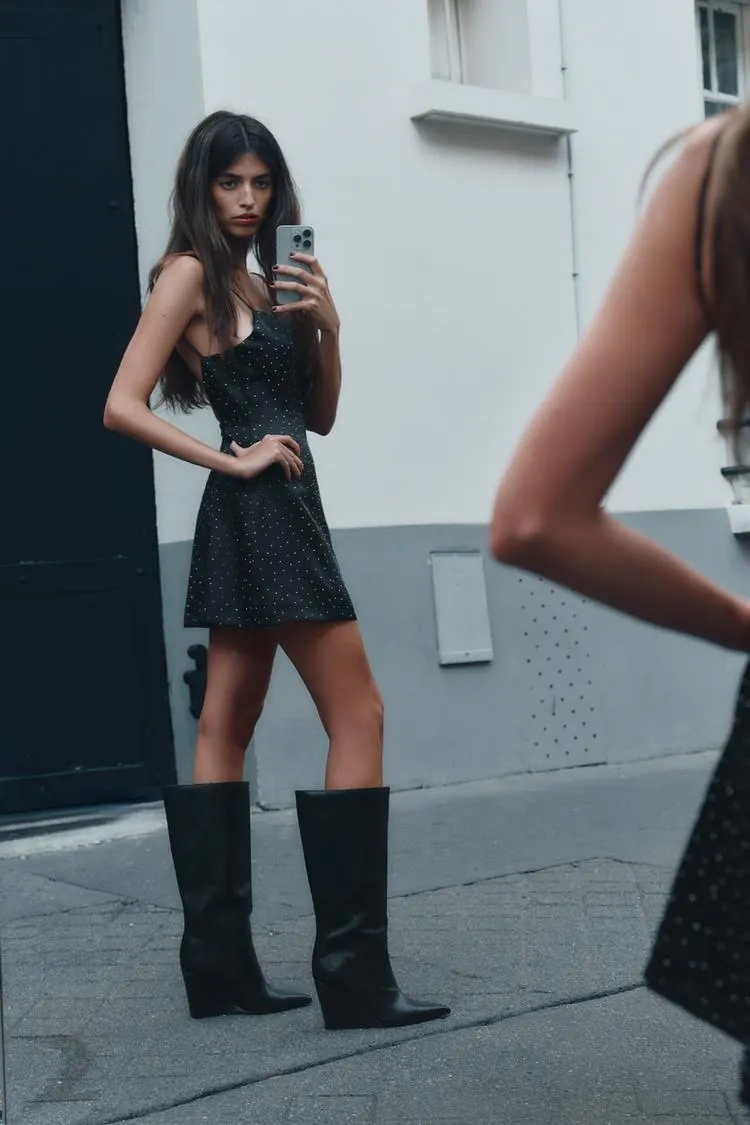 VESTIDO CORTO SATINADO STRASS