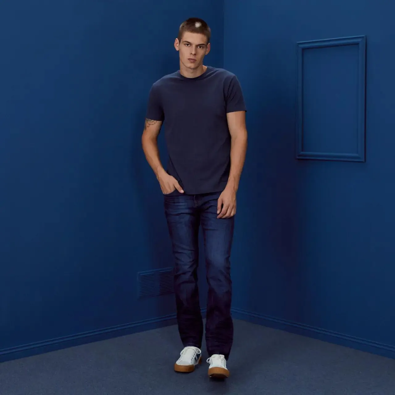 REMERA BÁSICA CUELLO U