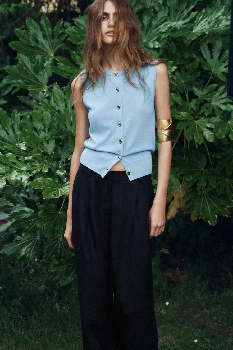 TOP PUNTO LISO BOTONES DORADOS