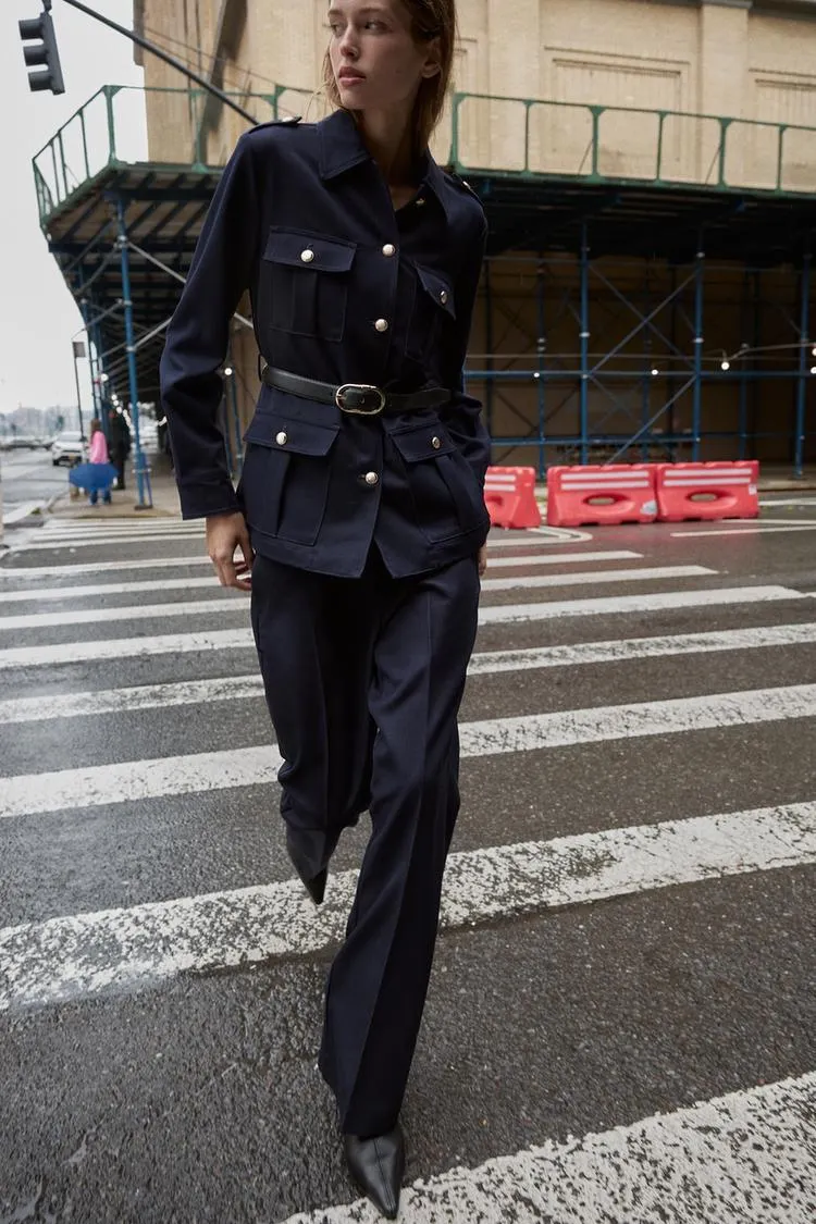 CHAQUETA CINTURÓN BOLSILLOS PLASTRÓN