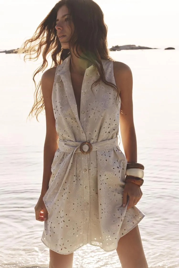 VESTIDO BORDADOS PERFORADOS ENGOMADOS