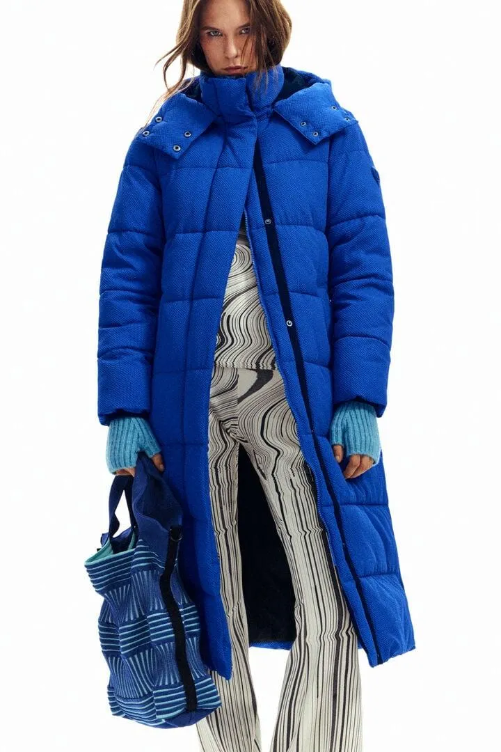 Langer, gesteppter Mantel mit Gürtel