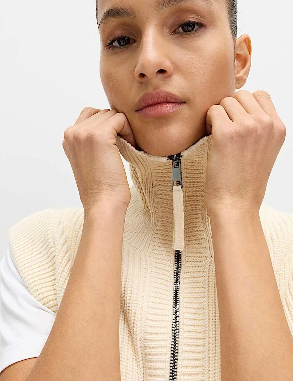 Gerippte Strickweste mit hohem Baumwollanteil