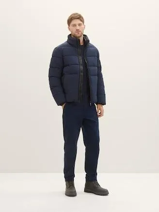 Pufferjacke mit versteckter Kapuze