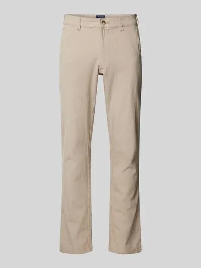 Chino mit französischen Eingrifftaschen in sand