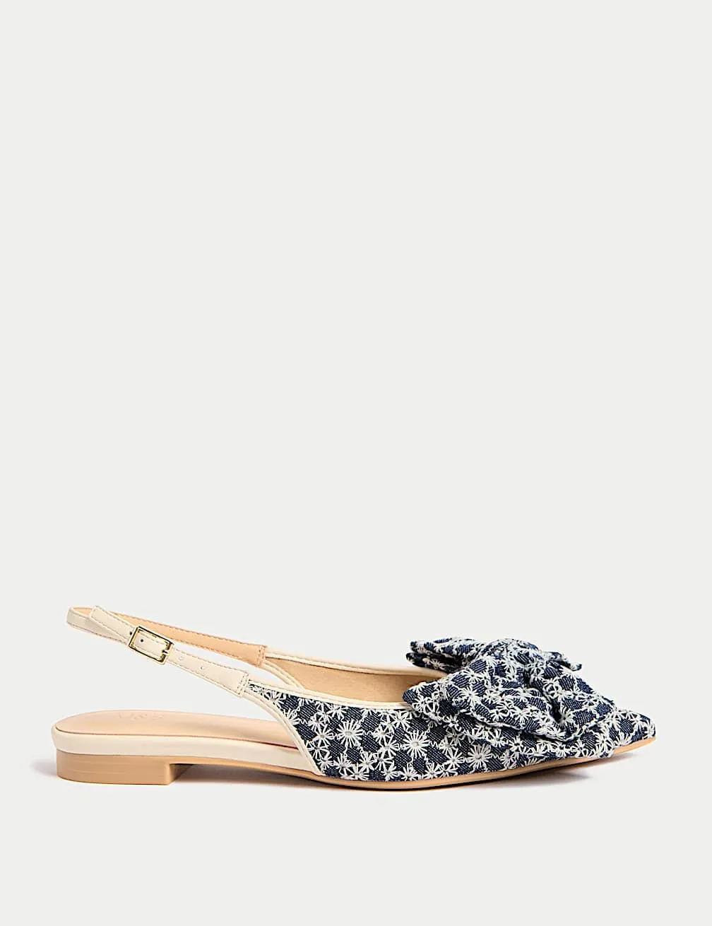 Flache Sandalen mit Fersenriemen und Blumenmuster