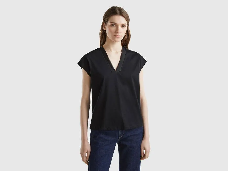 T-Shirt mit V-Ausschnitt vorne und hinten