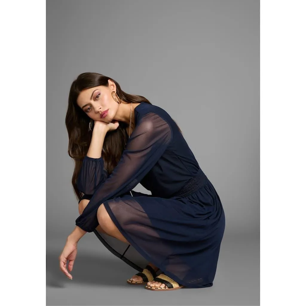 Laura Scott Meshkleid mit Smok-Einsatz