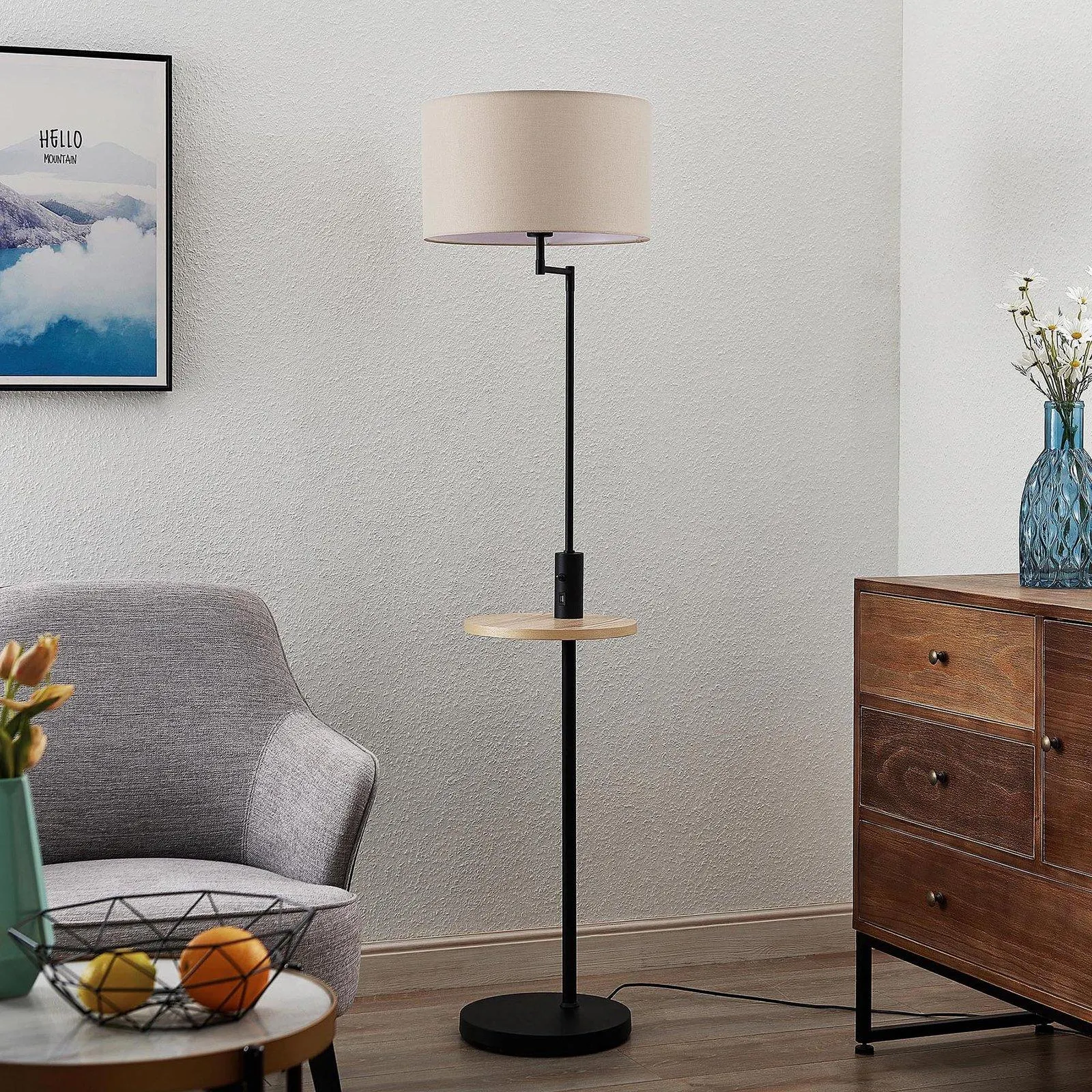 Lindby Stehlampe Zinia, schwarz, Ablage, USB-Anschluss