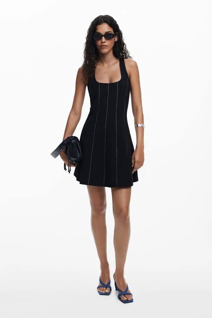 Kurzes Kleid mit Einsätzen