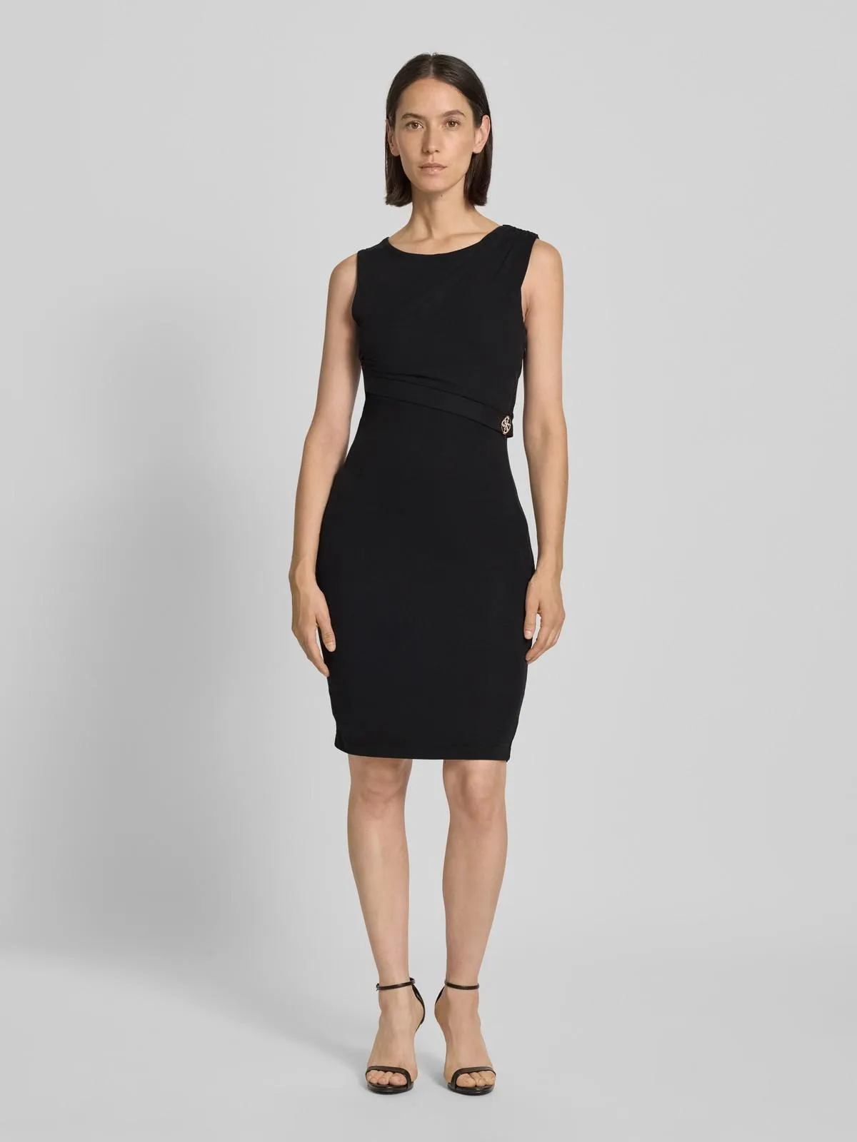 Knielanges Etuikleid mit Label-Applikation Modell 'PRISCA' in black