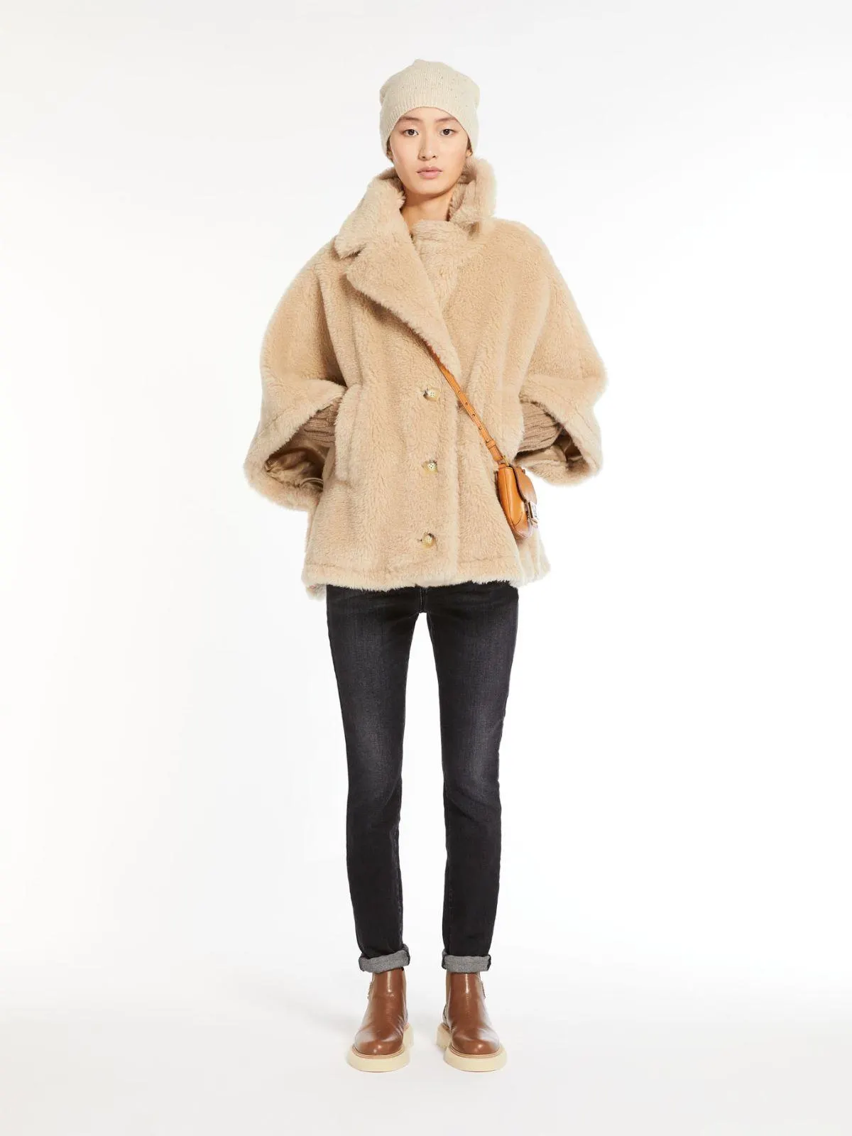 Kurzer Umhang aus Teddy-Stoff