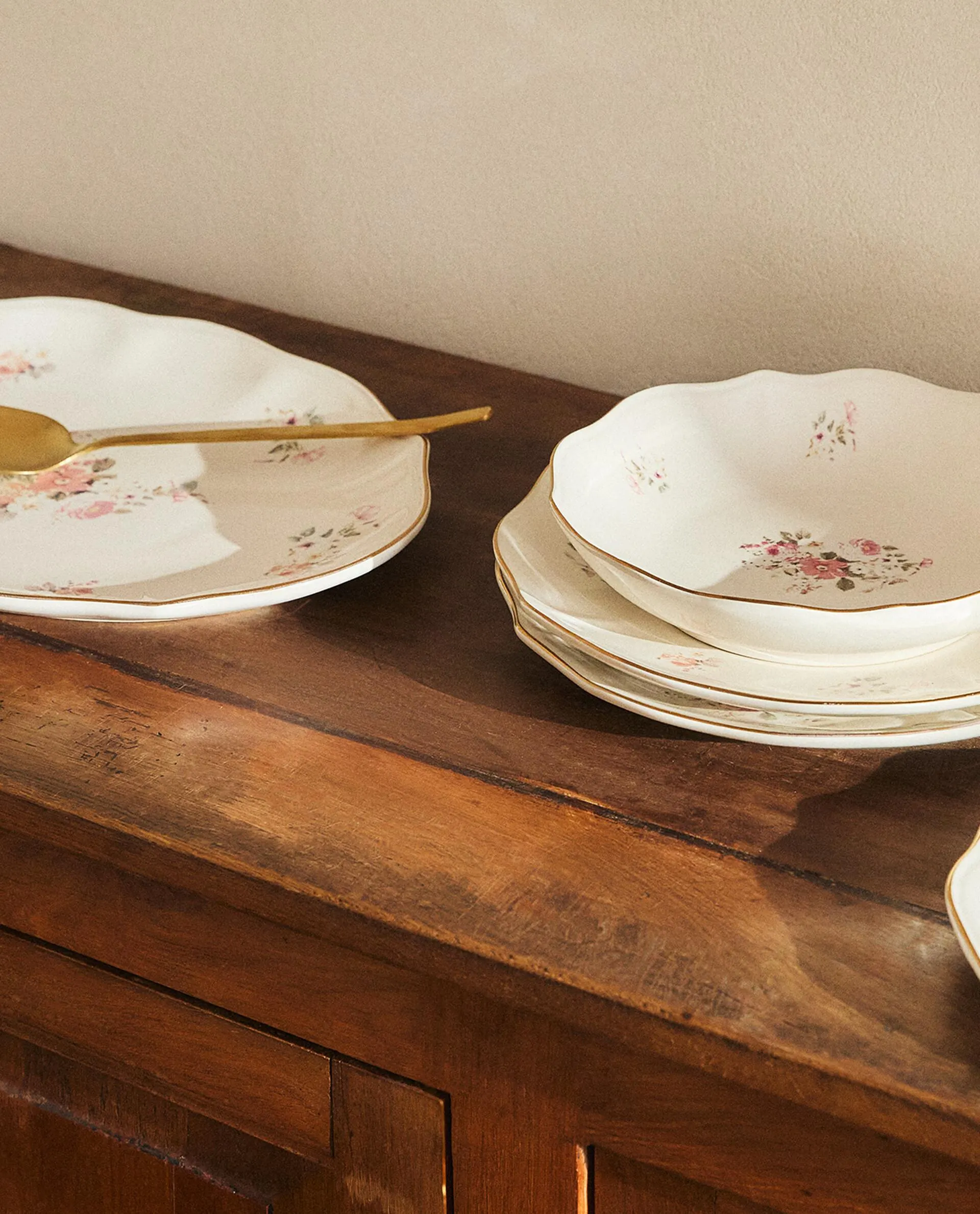 FLORAL TABLEWARE WITH RIM