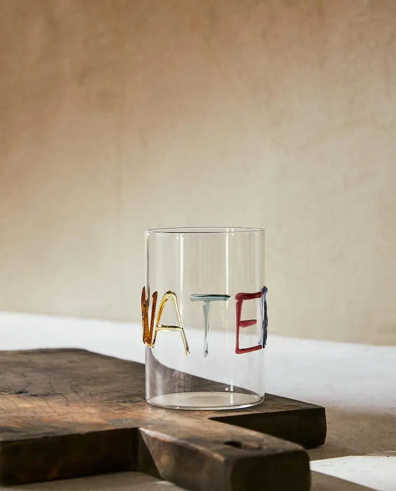 GLAS AUS BOROSILIKATGLAS MIT BUCHSTABEN