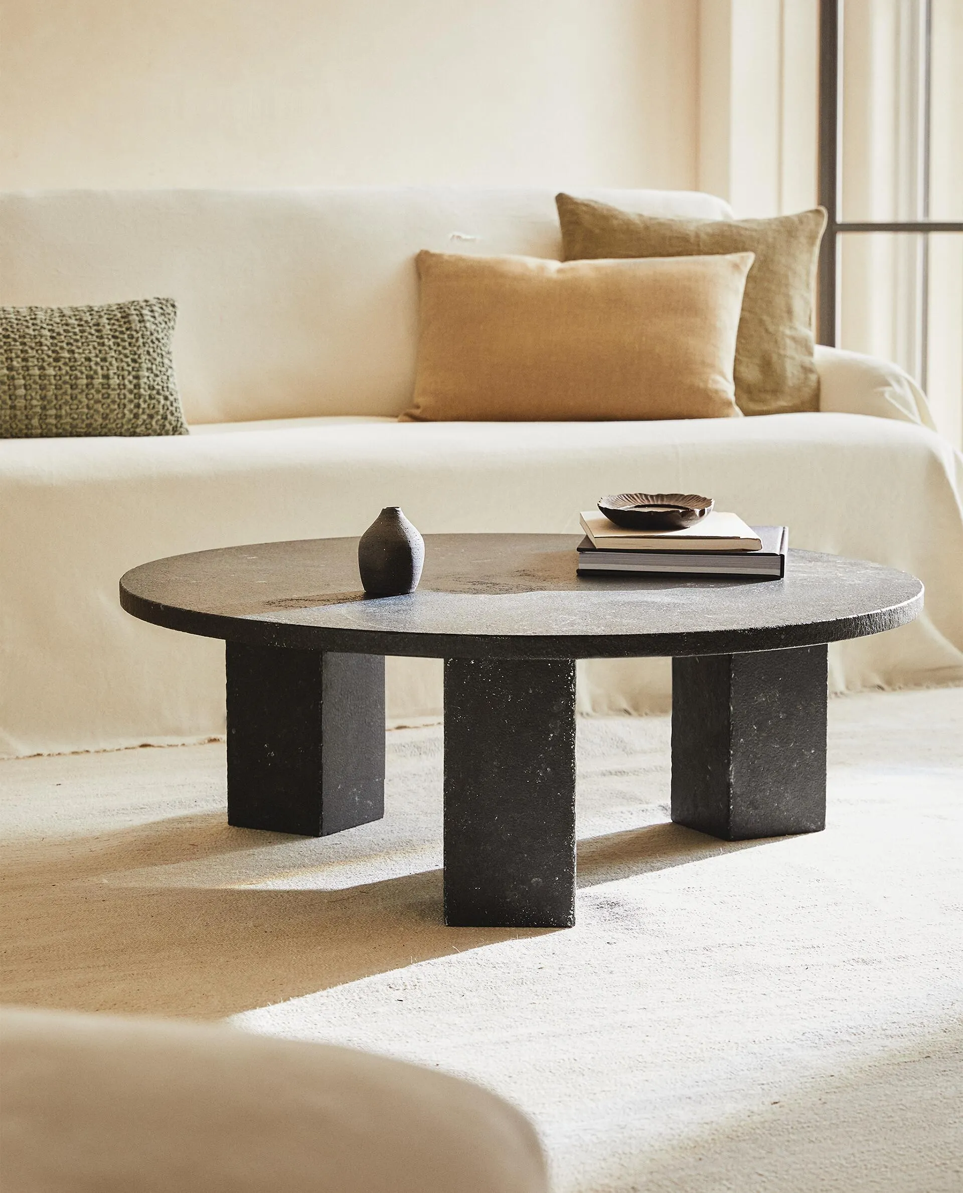 COUCHTISCH AUS KALKSTEIN LIMITED EDITION