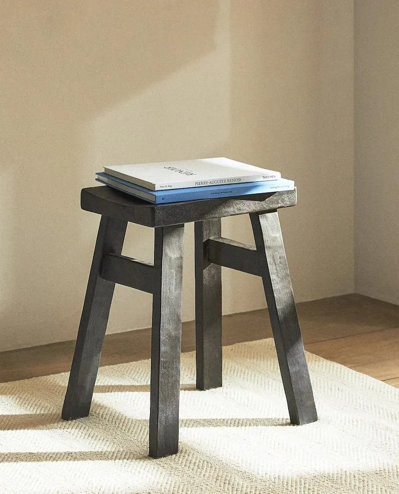 NIEDRIGER HOCKER MIT UNREGELMÄßIGER TEXTUR
