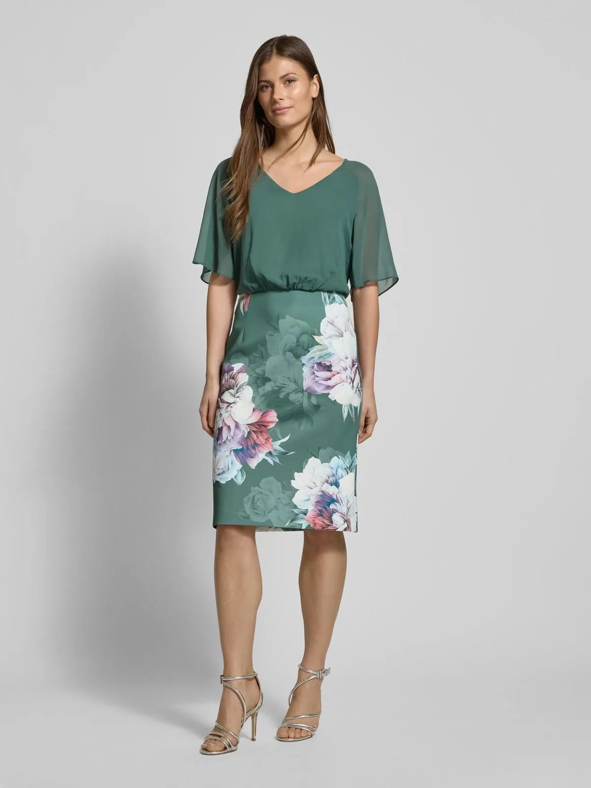 Knielanges Cocktailkleid mit V-Ausschnitt in gruen