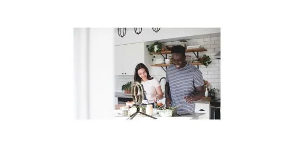 Tischstativ SELFIE RING mit LED Lichtring für Smartphones, Schwarz, Cellularline,