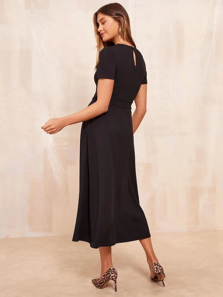 Schwarz - Friends Like These kurzärmliges Midikleid in Tailored-Fit mit Laschen-Detail