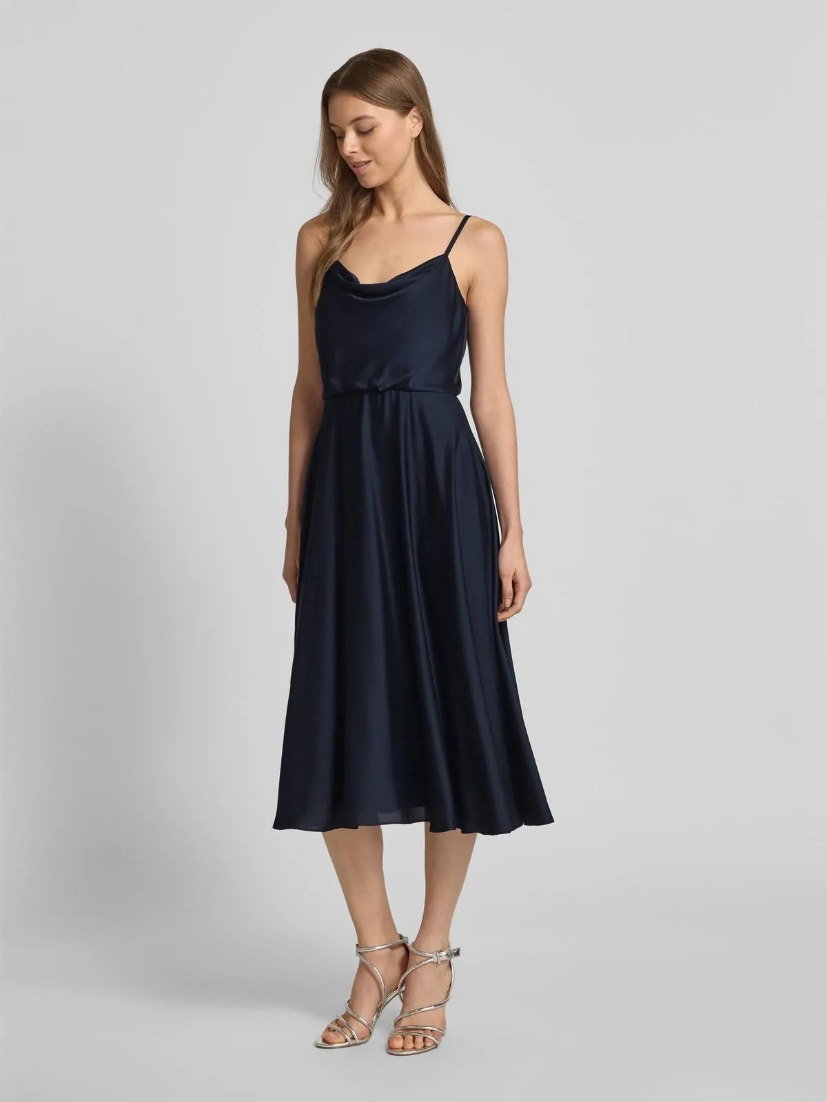 Knielanges Cocktailkleid mit Wasserfall-Ausschnitt in marine melange