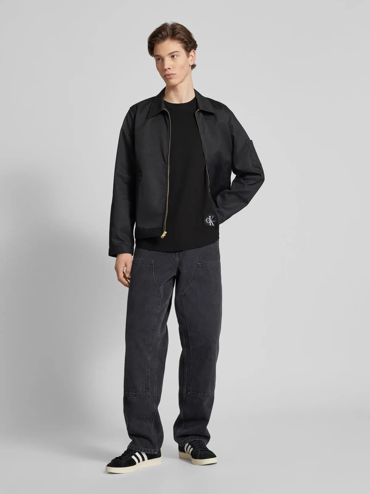 T-Shirt mit Label-Patch in black