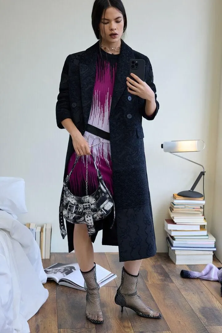 Schwarzer Mantel mit Struktur