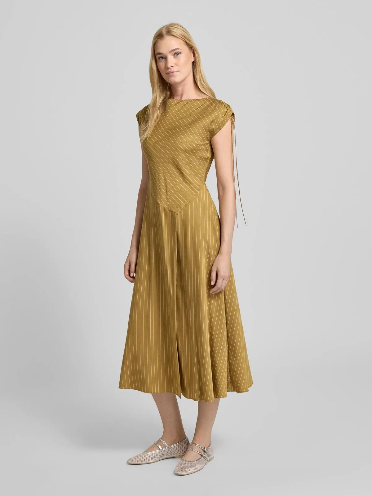 Tailliertes Cocktailkleid aus Viskose-Mix Modell 'EDMOND' in camel
