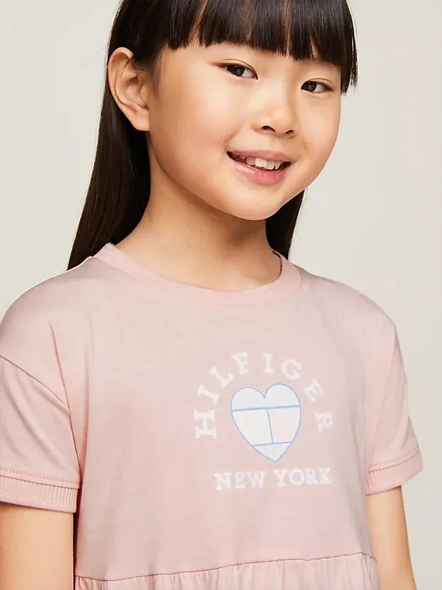 Gestuftes Kleid mit Flag-Herz und Logo