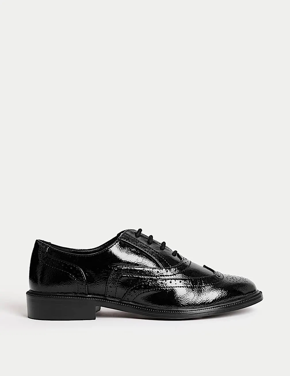Flache Brogues aus Lackleder