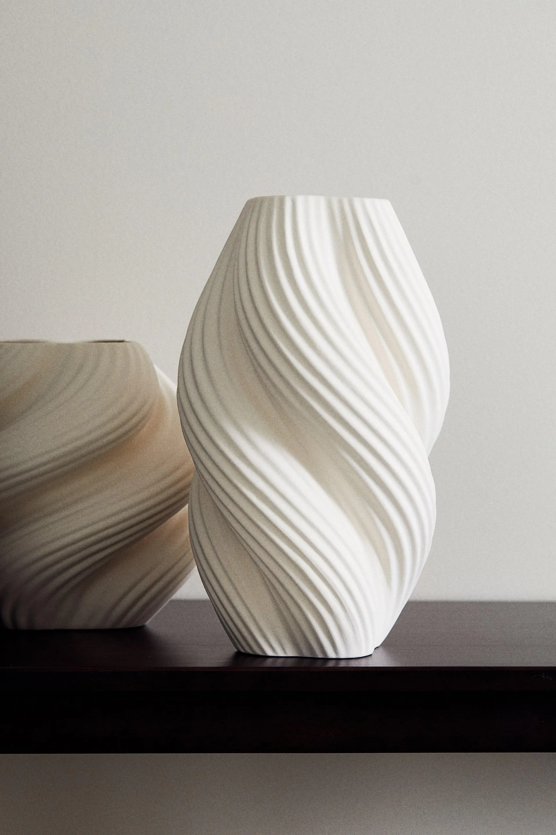 Hohe Vase aus Steingut