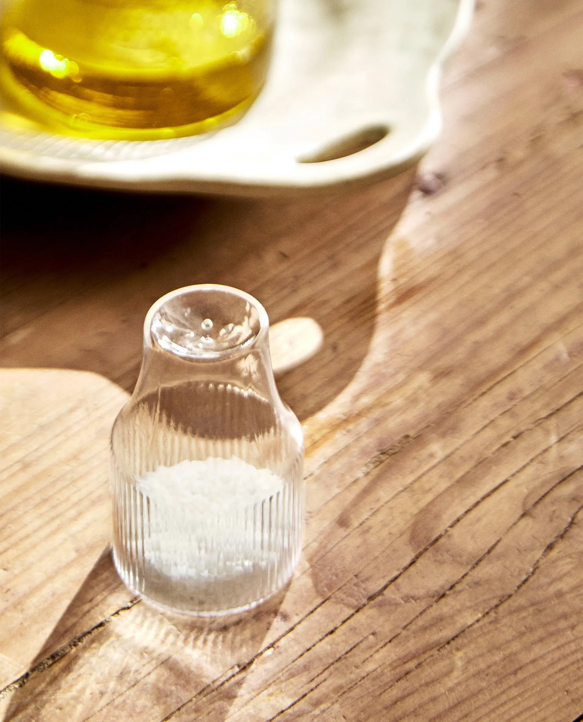 BOROSILICATE SALT SHAKER WITH RAISED DESIGN