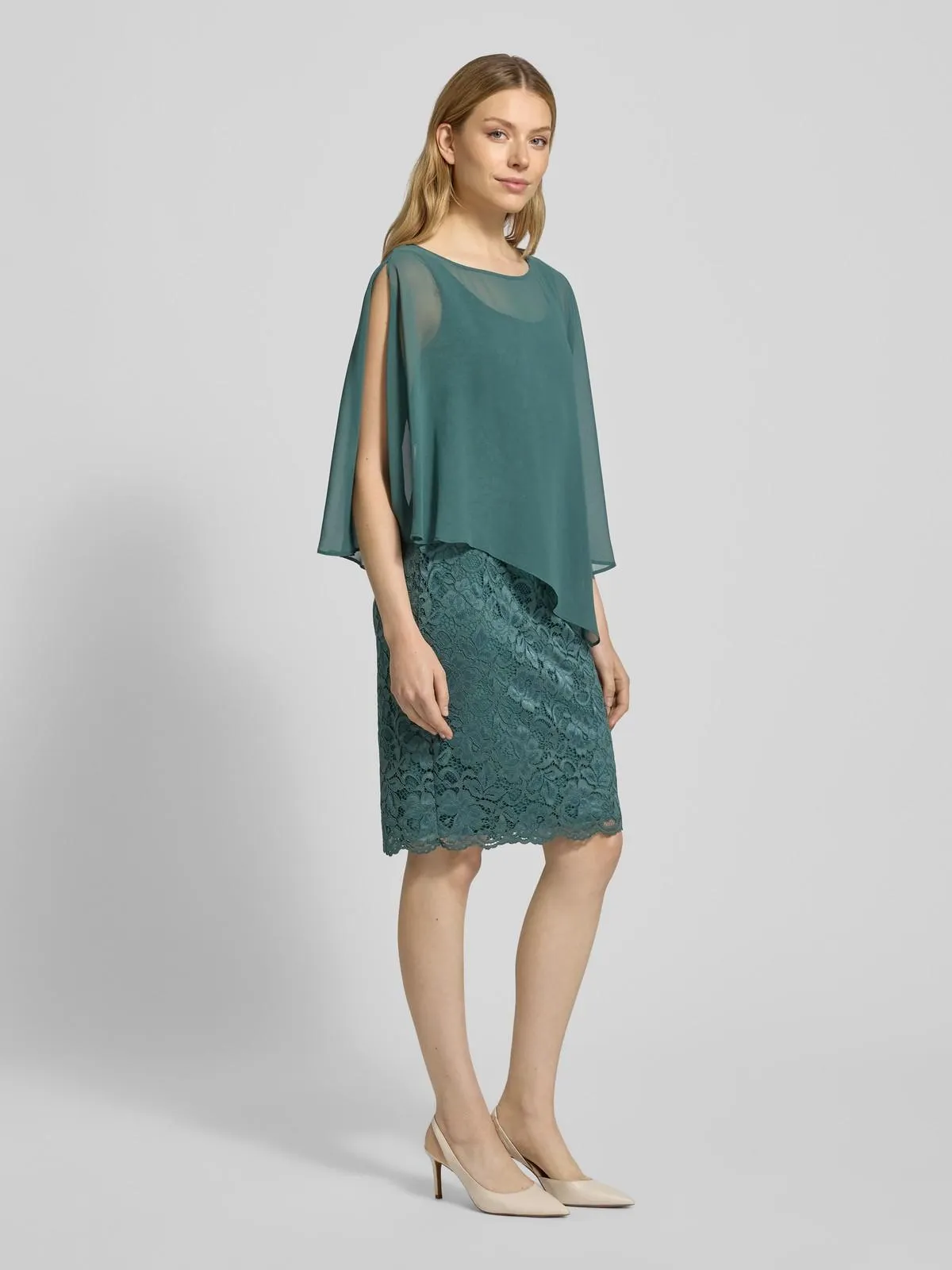 Knielanges Cocktailkleid im 2-in-1-Look in smaragd